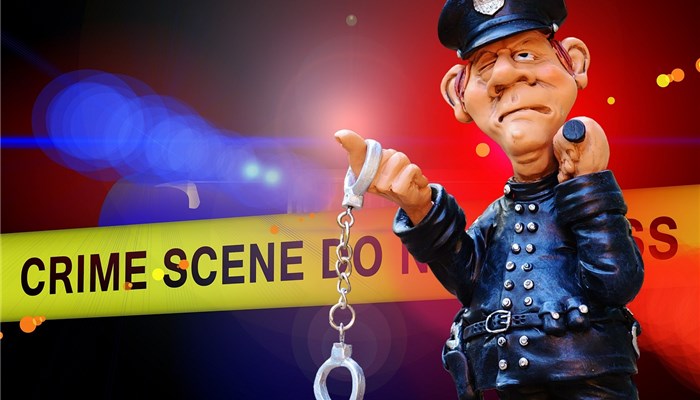 警察官の人形が手錠を指からぶらさげている